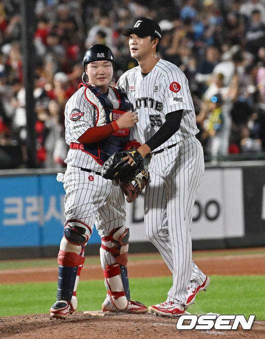 [OSEN=부산, 이석우 기자] 26일 부산 사직야구장에서 2025 신한 SOL 뱅크 KBO 리그 롯데 자이언츠와 KIA 타이거즈의 경기가 열렸다. 홈팀 롯데는 이민석이, 방문팀 KIA는 이의리가 선발 출전했다.롯데 자이언츠 윤성빈이 KIA 타이거즈에 9-4로 승리한 후 정보근과 기쁨을 나누고 있다. 2025.07.26 / foto0307@osen.co.kr
