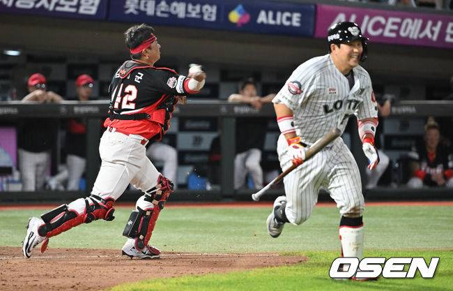 [OSEN=부산, 이석우 기자] 27일 부산 사직야구장에서 2025 신한 SOL 뱅크 KBO 리그 롯데 자이언츠와 KIA 타이거즈의 경기가 열렸다. 홈팀 롯데는 나균안이, 방문팀 KIA는 네일이 선발 출전했다.KIA 타이거즈 김태군이 7회말 무사 1,2루 롯데 자이언츠 유강남의 보내기 번트를 잡아 3루로 던져 병살을 만들고 있다. 2025.07.27 / foto0307@osen.co.kr