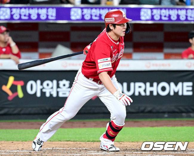 [OSEN=대전, 최규한 기자] 26일 대전 한화생명볼파크에서 ‘2025 신한 SOL Bank KBO리그’ 한화 이글스와 SSG 랜더스의 경기가 열렸다.홈팀 한화는 류현진, 방문팀 SSG는 김광현을 선발로 내세웠다.8회초 2사 1루 상황 SSG 최정이 안타를 날리고 있다. 2025.07.26 / dreamer@osen.co.kr