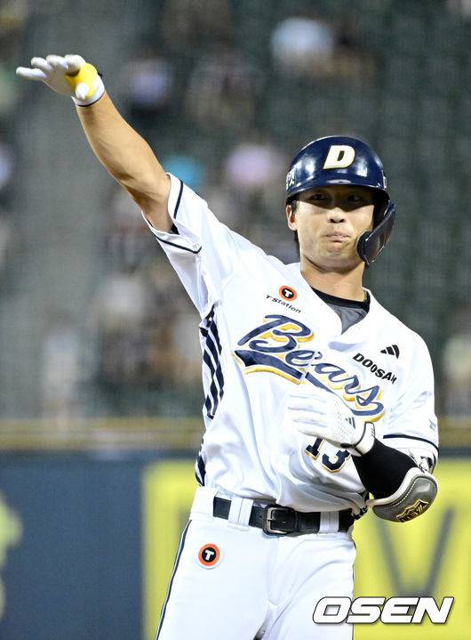 [OSEN=잠실, 최규한 기자] 27일 서울 잠실야구장에서 ‘2025 신한 SOL Bank KBO리그’ 두산 베어스와 LG 트윈스의 경기가 열렸다.홈팀 두산은 잭 로그, 방문팀 LG는 최채흥을 선발로 내세웠다.8회말 2사 2, 3루 상황 두산 이유찬이 달아나는 1타점 적시타를 날리고 1루에 안착해 기뻐하고 있다. 2025.07.27 /