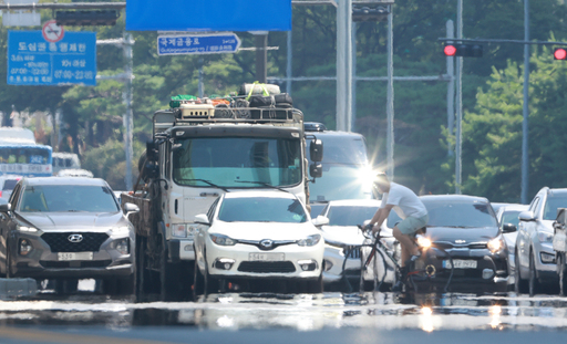 전국에 폭염 특보가 발효된 25일 서울 영등포구 여의도 여의대로에 아지랑이가 피어오르고 있다. 연합뉴스.