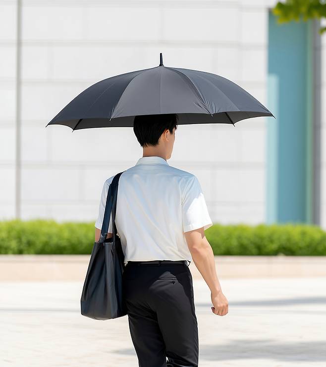 위쪽은 흰색, 안쪽은 검은색의 양산을 고르는 것이 가장 효과적으로 자외선을 차단할 수 있다. 클립아트코리아 제공