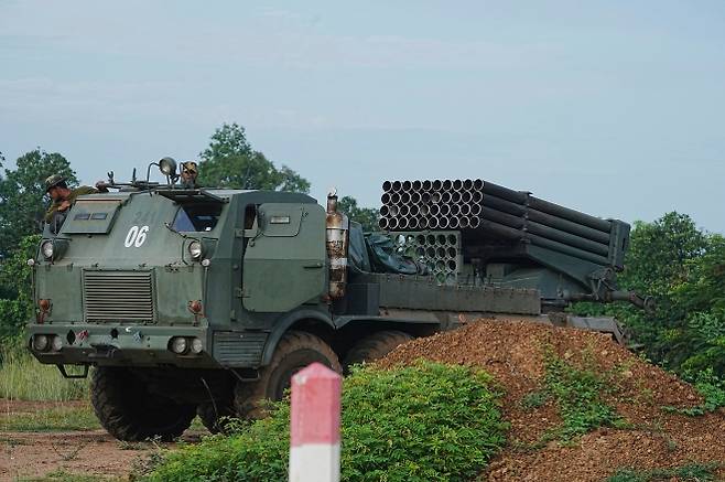 분쟁 지역으로 이동하는 캄보디아 로켓 발사 차량 - 25일(현지시간) 태국과 캄보디아군이 양국 국경에서 충돌을 벌이는 가운데 캄보디아 오다르메안체이에서 로켓 발사 차량이 이동하고 있다. 2025.07.25. AP 뉴시스
