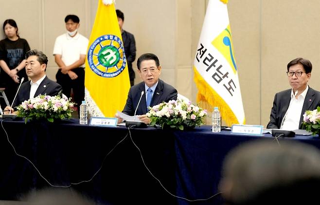 김영록 전남지사가 부산백스코에서 열린 ‘국립목포해양대·국립한국해양대 글로컬대학 지정’을 위한 글로컬대학 비전 및 혁신전략 보고회에서 인사말을 하고 있다.