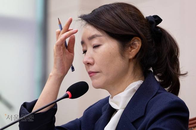 난처한 강선우 장관 후보자 - 강선우 여성가족부 장관 후보자가 14일 서울 여의도 국회에서 열린 인사청문회에 출석해 의원 질의를 경청하며 머리카락을 쓸어 넘기고 있다. 뉴스1