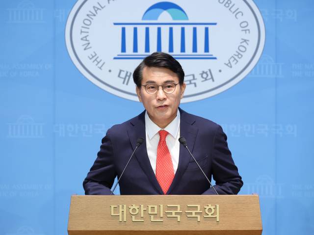 국민의힘 윤상현 의원이 지난 24일 서울 여의도 국회 소통관에서 최근 자신이 주최한 토론회 관련 논란에 대해 기자회견을 하고 있다. 연합뉴스