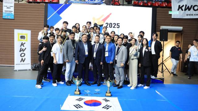 2025아시아청소년태권도선수권대회에서 남녀 동반 종합 우승을 이룬 한국 선수단과 한국중고등학교태권도연맹 관계자들이 기념 촬영을 하고 있다. 사진 제공=한국중고등학교태권도연맹