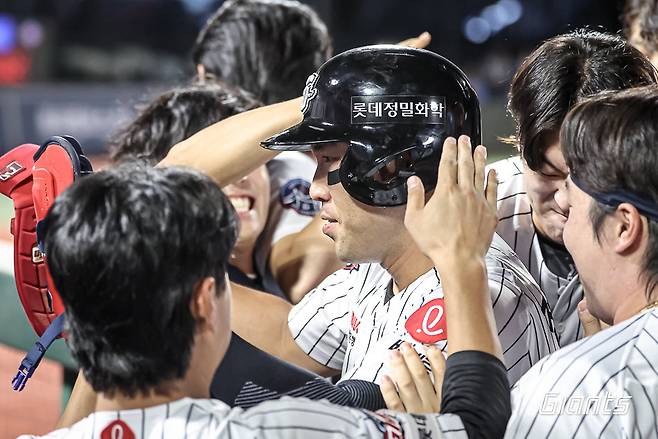 롯데 전준우(가운데)는 27일 사직 KIA와 홈경기에서 6번타자 좌익수로 선발출전해 결승 2루타를 포함해 4타수 4안타 2타점 1득점으로 활약했다. 롯데는 주장의 활약에 힘입어 올 시즌 최다 5연승을 질주했다. 사진제공｜롯데 자이언츠