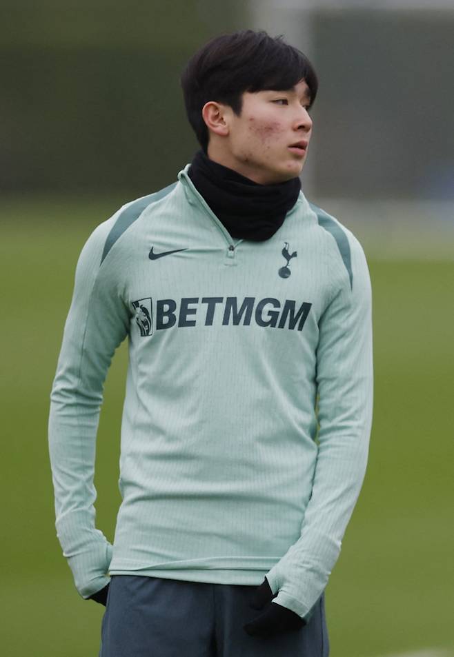 ▲ 양민혁에게 EPL 데뷔는 녹록지 않았다. 안지 포스테코글루 전임 감독의 신뢰를 얻는 데 실패해 단 한 경기도 뛰지 못하고 지난 1월 잉글랜드 챔피언십(2부) 퀸스파크 레인저스(QPR)로 임대를 떠났다. ⓒ 토트넘 홋스퍼