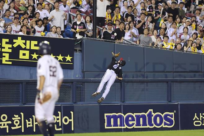 LG 트윈스 구본혁의 25일 9회 슈퍼 캐치 순간. 사진=LG 트윈스 제공