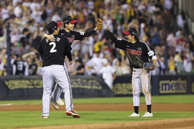 25일 경기 종료 후 기뻐하는 LG 선수들. 사진=LG 트윈스 제공