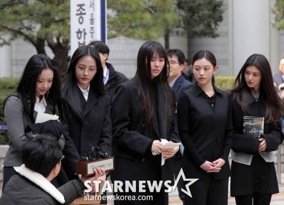 어도어가 뉴진스(NJZ) 멤버들을 상대로 제기한 '기획사 지위보전 및 광고계약 체결 등 금지 가처분' 첫 심문기일이 2025년 3월 7일 오전 서울 서초구 중앙지방법원에서 열린 가운데 걸그룹 뉴진스가 입장을 밝히고 있다. 2025.03.07 /사진=김창현 chmt@