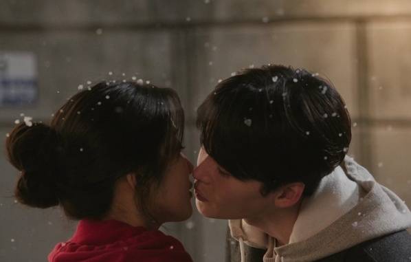 왼쪽부터 문가영, 이종석 /사진=tvN '서초동'