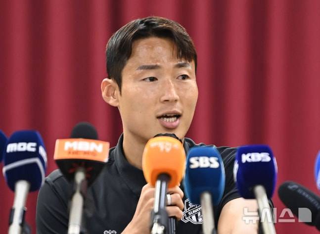 승부 조작 혐의로 중국축구협회로부터 영구 제명 징계를 받은 축구 국가대표 출신 손준호(수원FC)가 지난해 9월11일 경기도 수원시 장안구 수원시체육회관에서 열린 기자회견에서 입장을 밝히고 있다. /사진=뉴시스