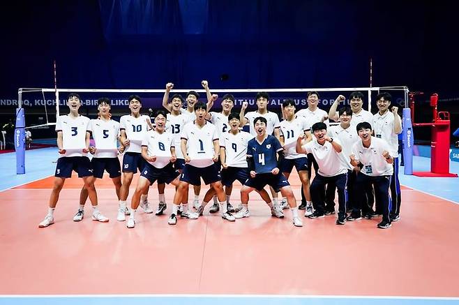 기뻐하는 한국 U-19 남자배구 대표팀 선수들의 모습. /사진=FIVB 홈페이지 갈무리