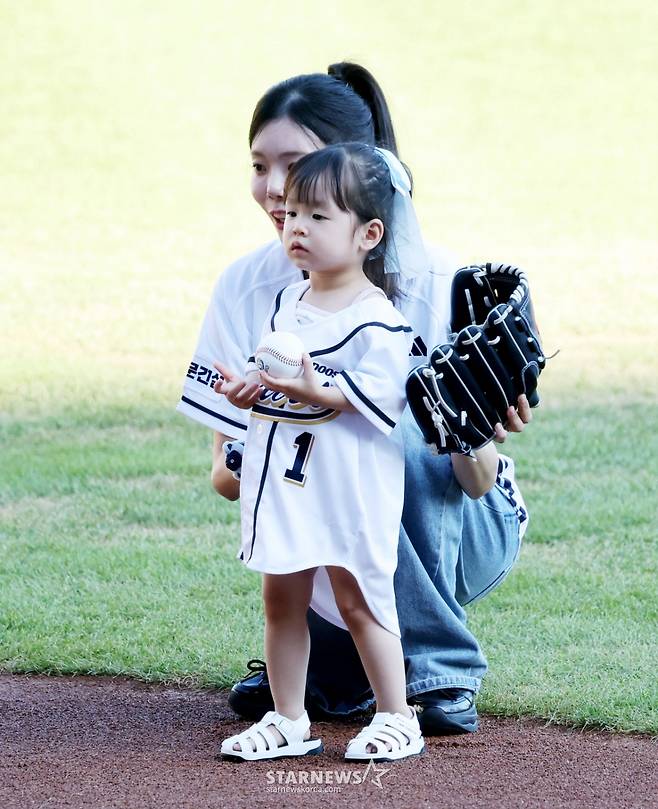 [포토] 최연소 시구 조이 '태어나 보니 두린이'