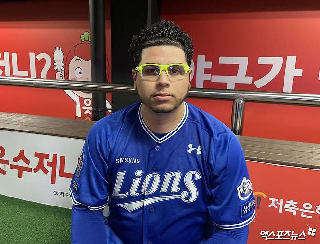 삼성 라이온즈 아리엘 후라도가 26일 수원 KT 위즈전에 선발 등판해 완봉승을 이룬 뒤 기념촬영하고 있다. 수원, 최원영 기자