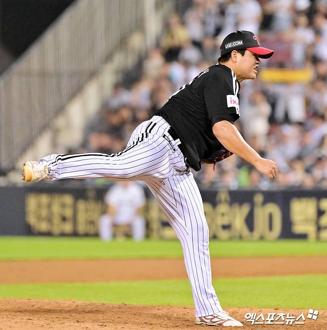 25일 오후 서울 송파구 잠실야구장에서 열린 '2025 신한 SOL Bank KBO리그' LG 트윈스와 두산 베어스의 경기, 8회말 LG 장현식이 공을 힘차게 던지고 있다. 엑스포츠뉴스 DB