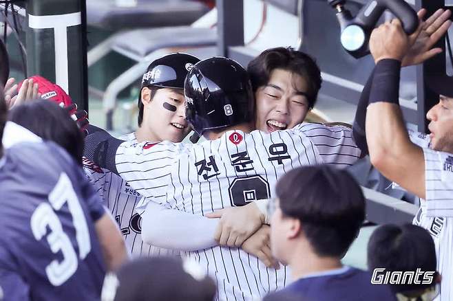 롯데 자이언츠가 캡틴 전준우의 활약을 앞세워 27일 부산 사직야구장에서 열린 2025 신한 SOL Bank KBO리그 KIA 타이거즈와의 팀 간 12차전에서 이겼다. 사진 롯데 자이언츠