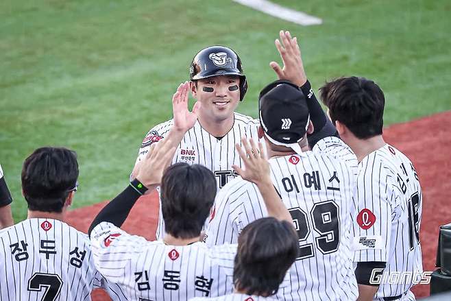 롯데 자이언츠가 캡틴 전준우의 활약을 앞세워 27일 부산 사직야구장에서 열린 2025 신한 SOL Bank KBO리그 KIA 타이거즈와의 팀 간 12차전에서 이겼다. 사진 롯데 자이언츠