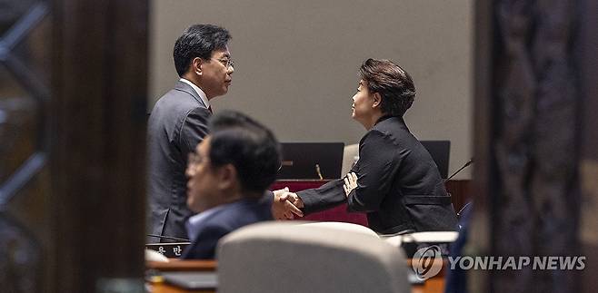 송언석과 윤희숙의 악수 (서울=연합뉴스) 황광모 기자 = 국민의힘 송언석 비상대책위원장 겸 원내대표(왼쪽)과 윤희숙 혁신위원장이 23일 국회 본회의 직후 다시 열린 국민의힘 의원총회에서 만나 악수하고 있다. 2025.7.23 hkmpooh@yna.co.kr