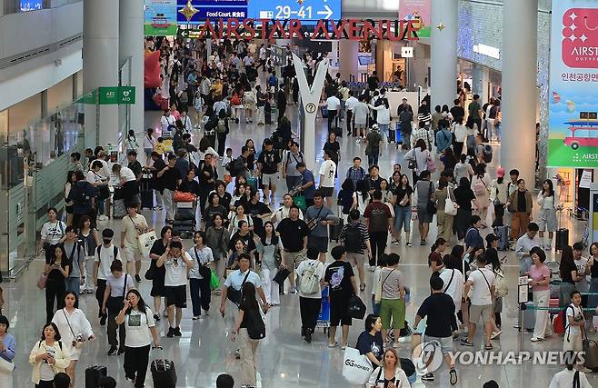 지난 23일 휴가철 여행객으로 북적이는 인천공항 [연합뉴스 자료사진]