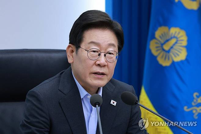 이재명 대통령, 5차 수석·보좌관 회의 발언 (서울=연합뉴스) 홍해인 기자 = 이재명 대통령이 24일 서울 용산 대통령실 청사에서 열린 5차  수석·보좌관 회의에서 발언하고 있다. 2025.7.24 [대통령실통신사진기자단] hihong@yna.co.kr