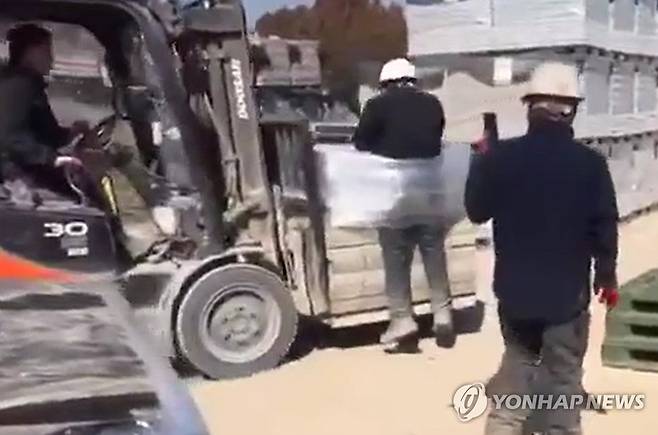 "지게차 화물에 결박하고 조롱"…나주서 이주노동자 인권유린 (서울=연합뉴스) 전남 나주의 한 벽돌 생산 공장에서 스리랑카 국적의 이주노동자를 화물에 결박하고 지게차로 들어 올리는 인권유린 사건이 발생했다.
    광주전남이주노동자네트워크가 확보한 이달 초 촬영된 영상에는 이곳 노동자가 이주노동자 A씨를 비닐로 벽돌에 묶어 지게차로 옮기는 모습과 이 모습을 보고 웃으며 휴대전화로 촬영하는 다른 노동자의 모습 등이 담겨 있다. 2025.7.24 [광주전남이주노동자네트워크 제공. 재판매 및 DB 금지] photo@yna.co.kr