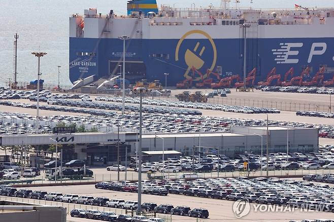 현대차, 올 2분기 영업익 15.8% 감소 (평택=연합뉴스) 이진욱 기자 = 국내 1위 완성차업체인 현대차가 최대 수출국인 미국의 자동차 관세 여파로 분기 최대 매출에도 5년 만에 영업이익이 10% 넘게 감소했다. 현대차는 연결 기준 올해 2분기 영업이익이 3조6천16억원으로 지난해 동기보다 15.8% 감소한 것으로 잠정 집계됐다고 공시했다. 사진은 24일 경기도 평택항 부근에 수출용 차들이 세워져 있는 모습. 2025.7.24 cityboy@yna.co.kr