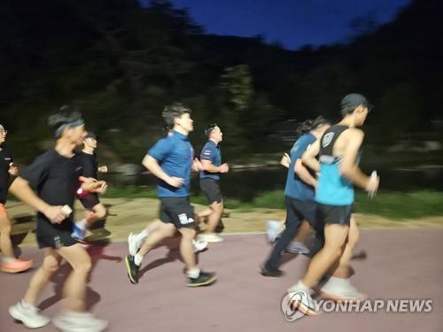 함께 달리며 순찰을 (서울=연합뉴스) 서윤호 인턴기자 = 지난 24일 오후 8시경 서대문구 홍제천 부근에서 서대문구 러닝 순찰대와 경찰이 합동으로 러닝순찰을 실시했다. 2025.07.27 [서대문경찰서 범죄예방대응과 제공]
