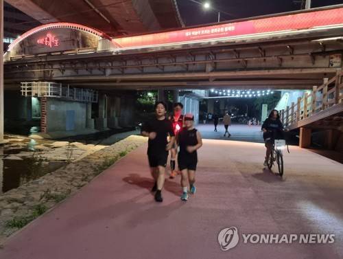 마지막까지 열심히 (서울=연합뉴스) 서윤호 인턴기자 = 지난 24일 밤 서울 서대문구 홍연교 부근에서 서대문구 러닝 순찰대가 러닝 순찰을 실시했다. 2025.07.27