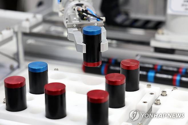 이것이 원형셀 분류장치 (서울=연합뉴스) 윤동진 기자 = 5일 서울 강남구 코엑스에서 열린 인터배터리 2025에 원형셀 분류장치가 작동되고 있다. 2025.3.5 mon@yna.co.kr