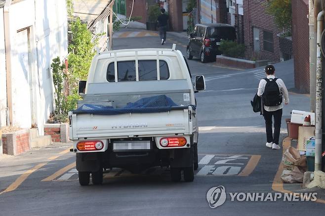 이면도로서 보행자 있는데 빨리 달리면 범칙금 [연합뉴스 자료사진으로 기사 내용과 직접적인 관계없음.]