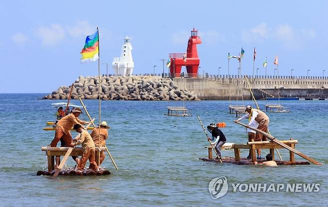 제주 테우 노 젓기 대회 [연합뉴스 자료사진]