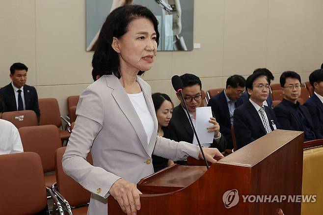 '방송3법' 입장 밝히는 이진숙 방송통신위원장 (서울=연합뉴스) 김주성 기자 = 이진숙 방송통신위원장이 7일 국회 과학기술정보방송통신위원회 전체회의에서 '방송3법' 통과에 대한 입장을 밝히고 있다. 2025.7.7 utzza@yna.co.kr