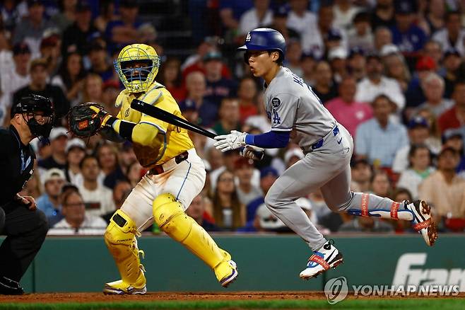 김혜성(오른쪽)의 경기 모습.  [AFP=연합뉴스]