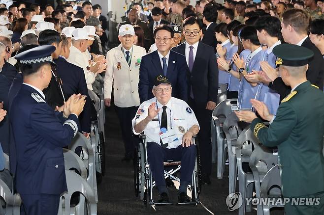 김민석 국무총리, 유엔국 참전의 날 기념식 입장 (고양=연합뉴스) 이정훈 기자 = 김민석 국무총리가 27일 경기도 고양시 킨텍스에서 열린 유엔군 참전의 날 기념식에 입장하고 있다. 2025.7.27 uwg806@yna.co.kr