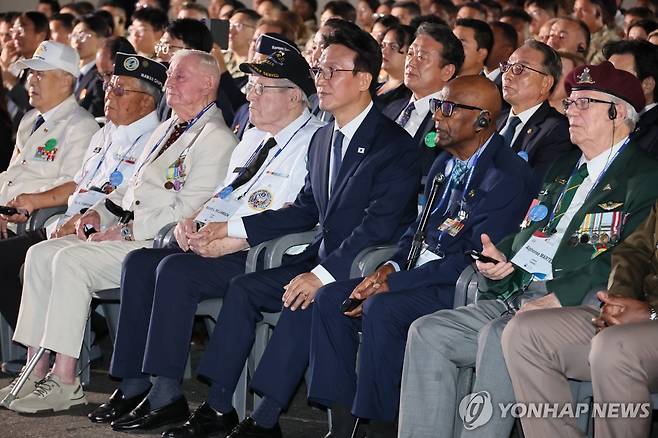 헌정공연 지켜보는 김민석 국무총리 (고양=연합뉴스) 이정훈 기자 = 김민석 국무총리가 27일 경기도 고양시 킨텍스에서 열린 유엔군 참전의 날 기념식에서 헌정공연을 지켜보고 있다. 2025.7.27 uwg806@yna.co.kr