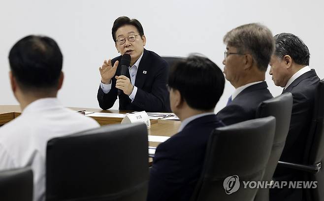 근로자 노동 환경 질문하는 이재명 대통령 (시흥=연합뉴스) 홍해인 기자 = 이재명 대통령이 지난 25일 경기 시흥시 SPC 삼립 시흥 공장에서 열린 산업재해 근절 현장 노사간담회에서 허영인 SPC그룹 회장 등 회사 임원들에게 근로자 노동 환경 등에 대해 질문하고 있다. 2025.7.25 [대통령실통신사진기자단] hihong@yna.co.kr