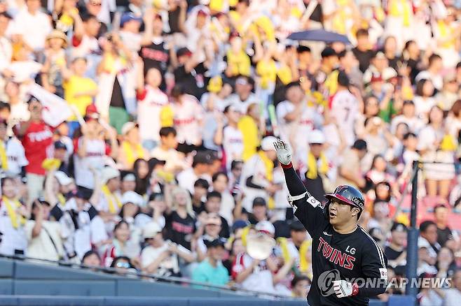 문보경 '쓰리런포!' (서울=연합뉴스) 임화영 기자 = 27일 서울 잠실야구장에서 열린 프로야구 LG 트윈스와 두산 베어스의 경기.
    3회초 무사 1, 2루 LG 문보경이 3점 홈런을 친 뒤 기뻐하고 있다. 2025.7.27 hwayoung7@yna.co.kr