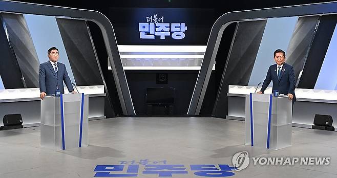 TV 토론회 앞둔 박찬대-정청래 당대표 후보 (서울=연합뉴스) 더불어민주당 박찬대, 정청래 당대표 후보가 27일 서울 여의도 KBS 신관 공개홀에서 열린 TV토론회에 참석해 시작을 기다리고 있다. 2025.7.27 [국회사진기자단] photo@yna.co.kr
