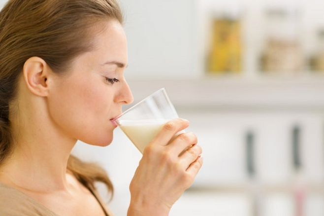 우유 마시는 사람