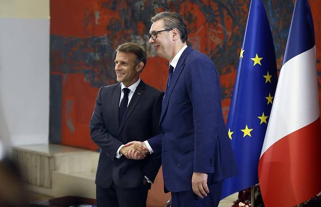 세르비아 프랑스 양국 정상이 라팔 전투기 도입에 서명하고 있다