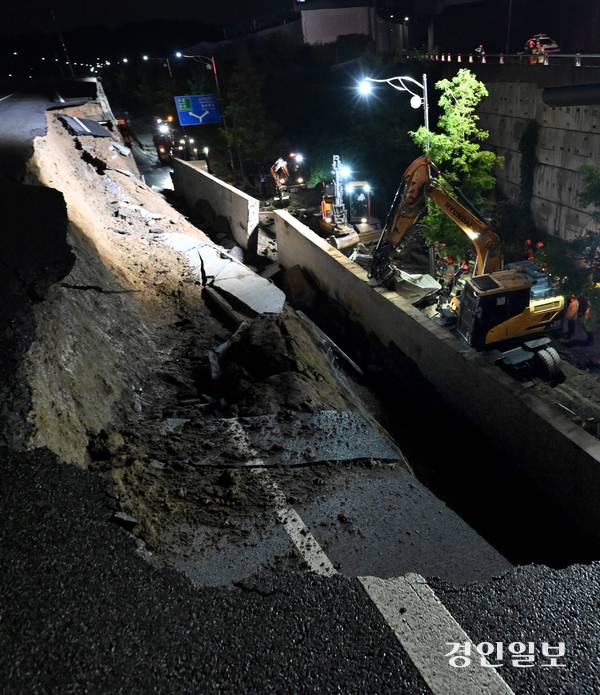 오산 옹벽 붕괴 사고 현장에서 소방관들이 매몰된 차량을 구조하는 모습. 2025.7.16 /최은성기자 ces7198@kyeongin.com