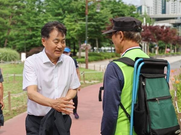 하은호 군포시장이 취임 3주년을 맞아 최근 관내 곳곳을 돌며 사업 추진 현황을 점검하고 있다. 이 과정에서 하 시장은 일반 시민들과의 만남도 빼놓지 않고 있다. /군포시 제공