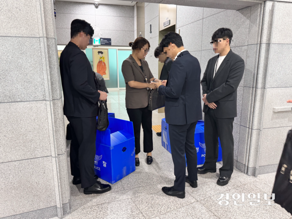 28일 경찰이 경기도의회 사무실 등에 대한 압수수색에 나선 모습. 2025.7.28 /한규준기자 kkyu@kyeongin.com