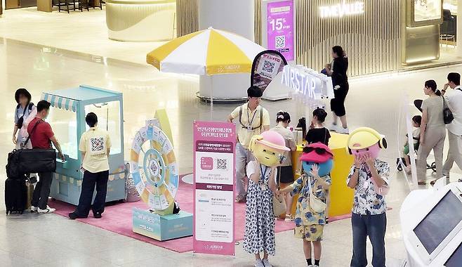 ▲인천공항 면세점 통합 애플리케이션 'AIRSTAR DUTYFREE'와 연계한 온·오프라인 프로모션. /사진제공=인천공항공사