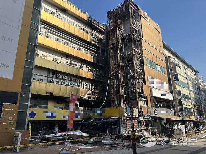 28일 인천 남동구 구월동 로데오거리의 한 상가건물이 지난 25일 발생한 화재로 외벽 일부가 소실됐다. 사진=노선우 기자