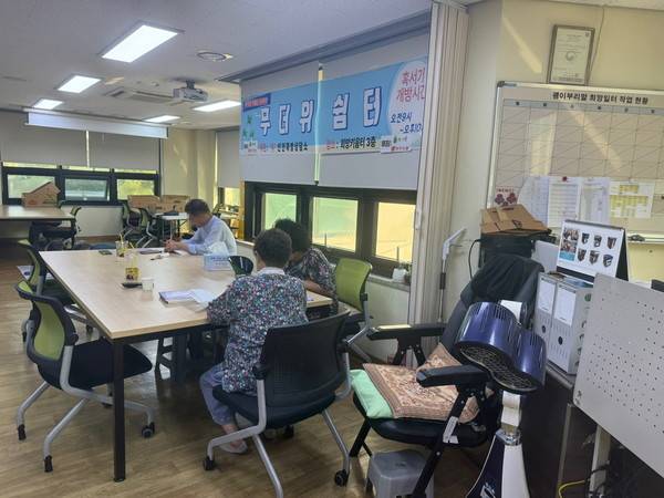 인천시 동구 만석동에 위치한 쪽방촌 상담소에서 운영하는 무더위쉼터에 주민들이 더위를 피하고 있다.