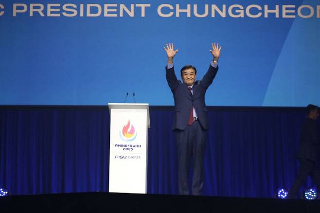 강창희 위원장이 전 세계 대학생들을 향해 2027 충청 U대회를 홍보하고 있다. 사진=세종시 제공.